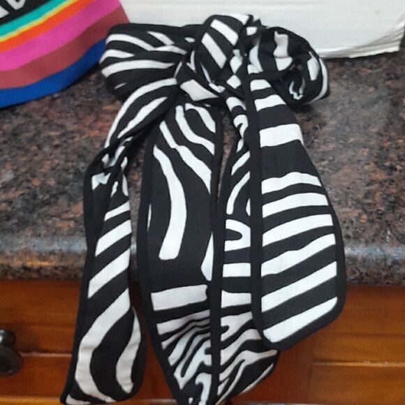 Trina Turk Blouse with Multi Use Belt...Size L - Picture 2 of 7